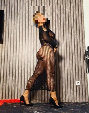 Nika, 40